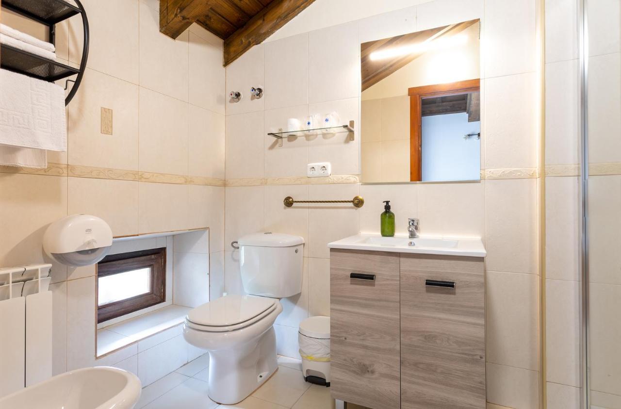 Habitación con cama extragrande y balcón